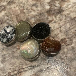 5 Ginger snap stones. Black and silver.